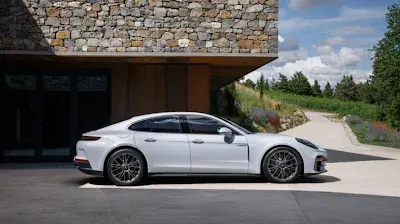 2025 Porsche Panamera Turbo S E-Hybrid